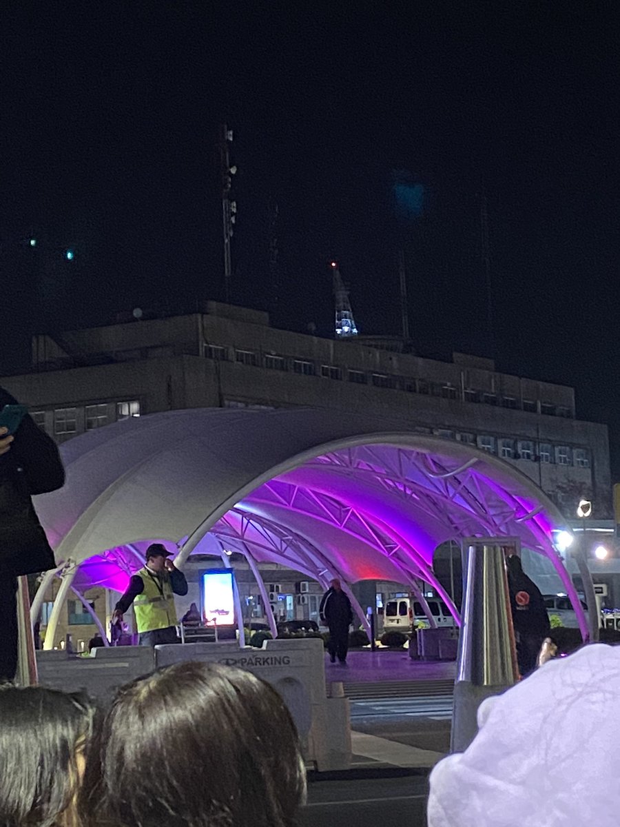 92jinlovrss's tweet photo. EN EL AEROPUERTO DE EZEIZA PUSIERON LUCES MORADAS 😭 

ESTO ES REAL LPM https://t.co/1hhServKwt