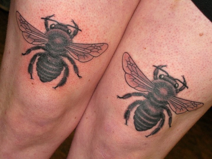 522Tattoo's tweet photo. This tattoo is the bee's-knee's! Get it? cause the bee's...oh forget it

Done by our awesome artist Thomas!

@thomasgrahamtattoos 

#blackandgreytattoo #beetattoo #seattletattoo #522tattoo #kneetattoo 
#naturetattoo #seattletattooartist #pnw #savethebees #matchingtattoos #be… https://t.co/qhoIRmKG9d