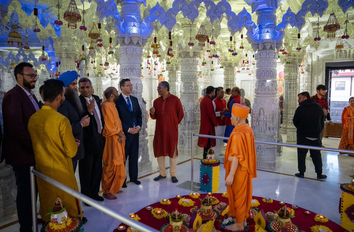 PierrePoilievre's tweet photo. Celebrating #Diwali with Hindu Canadians across the GTA has been a lot of fun.

Best wishes to everyone - may this year's festivities bring light into your life. https://t.co/Q2r9RFxpKB