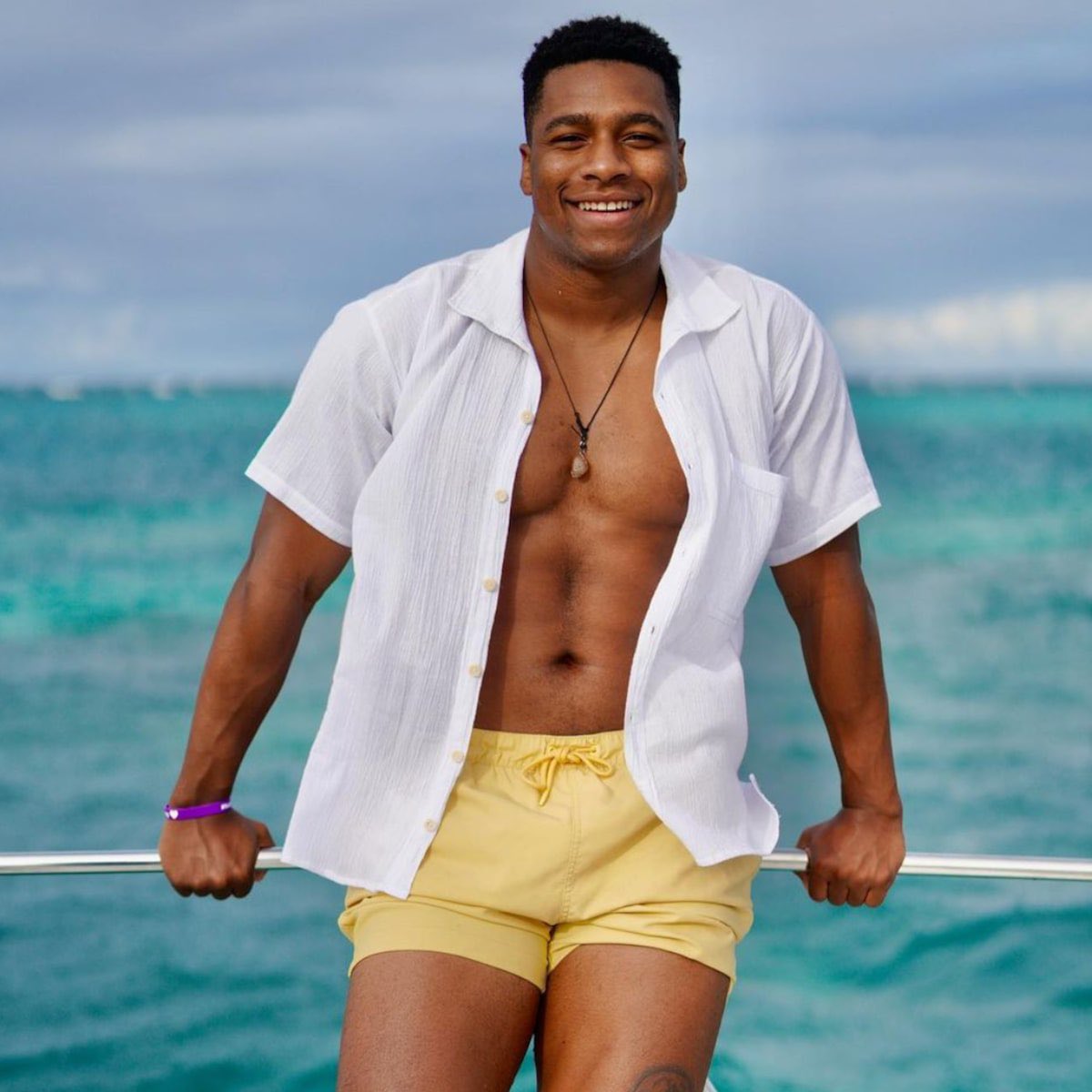 _wh1t__'s tweet photo. Explain it to me like I’m 5. Everyone is taking Logan on dates and this is on the beach? 
#BachelorInParadise https://t.co/1YhLpBfIut