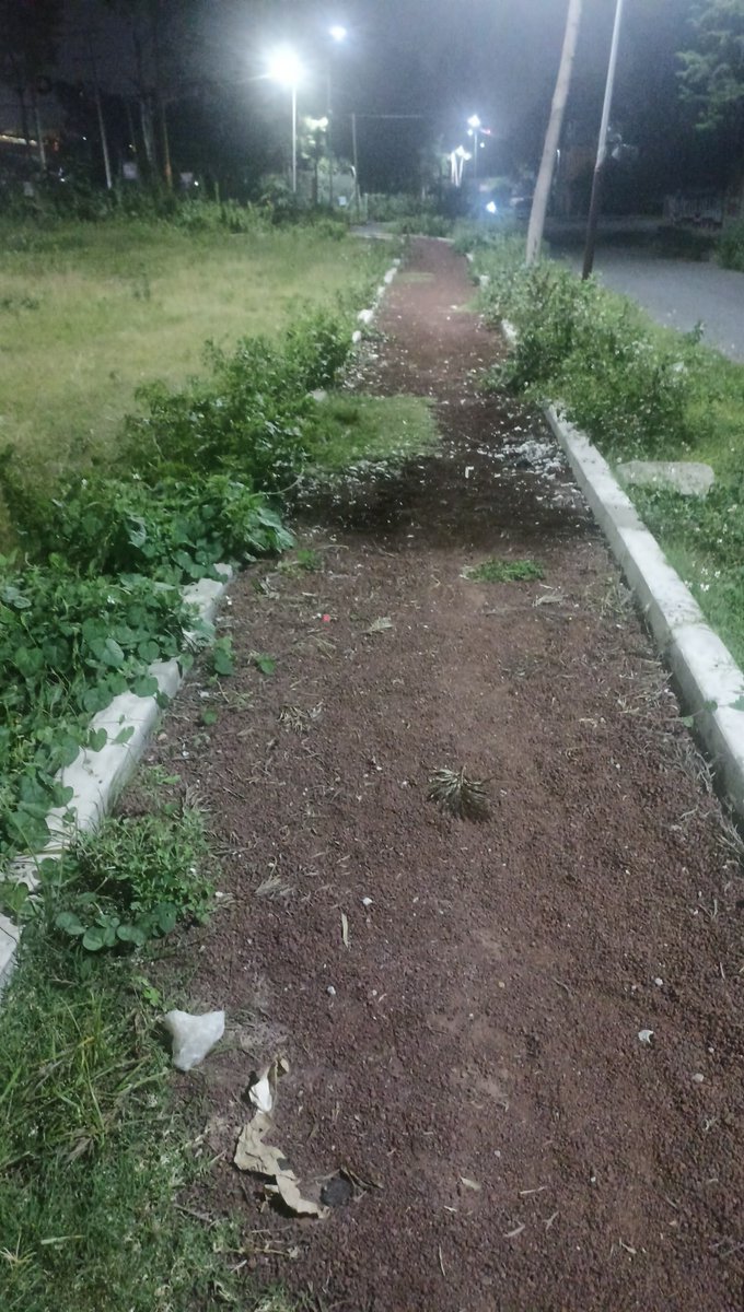hucker_JR's tweet photo. @A_VCarranza @evelyn_parraA  ayuda para esta pista donde parece tiradero y se hace deporte para niños....atrás de Chedraui ánfora https://t.co/ZLTbUXAA8x