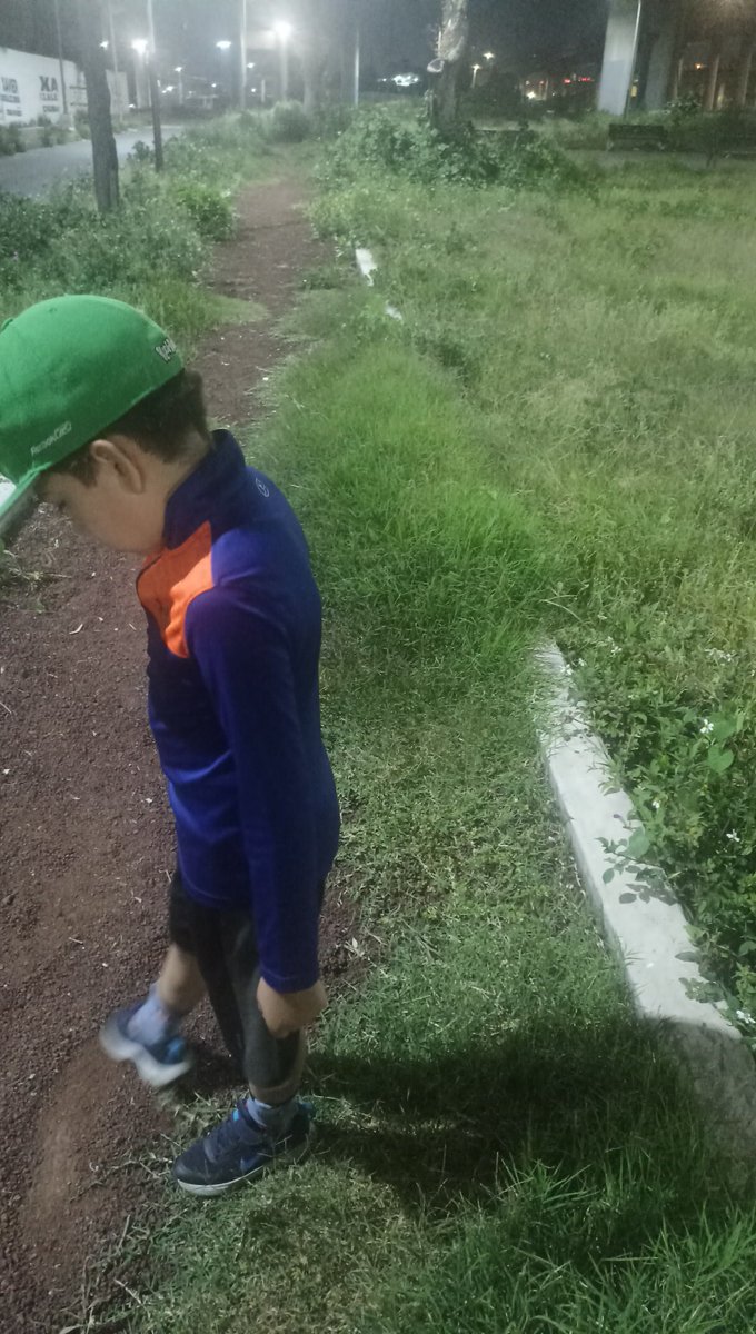 hucker_JR's tweet photo. @A_VCarranza @evelyn_parraA  ayuda para esta pista donde parece tiradero y se hace deporte para niños....atrás de Chedraui ánfora https://t.co/ZLTbUXAA8x