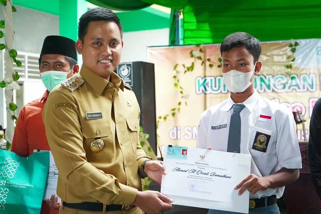 pemkab_kendal's tweet photo. Pemerintah Kabupaten Kendal melalui @capilkendal dengan program Sweet Seventeen melakukan perekaman KTP-EL.

Sebelumnya Bupati @GanindutoDico bersama Pengasuh Pondok Pesantren Manbaul Hikmah Kaliwungu meresmikan kafe atau tempat ngopi milik Ponpes Manbaul Hikmah.

#kendal #ponpes https://t.co/gwVi4RPfUa