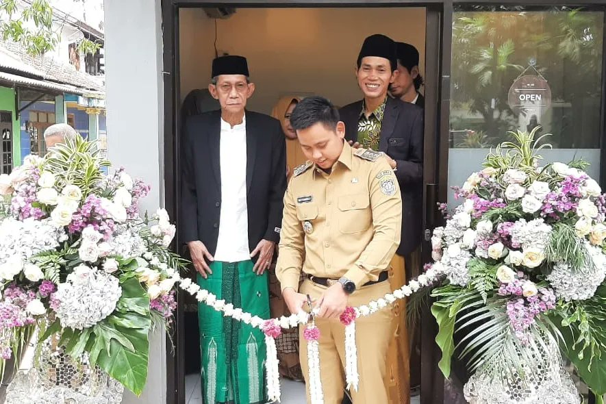pemkab_kendal's tweet photo. Pemerintah Kabupaten Kendal melalui @capilkendal dengan program Sweet Seventeen melakukan perekaman KTP-EL.

Sebelumnya Bupati @GanindutoDico bersama Pengasuh Pondok Pesantren Manbaul Hikmah Kaliwungu meresmikan kafe atau tempat ngopi milik Ponpes Manbaul Hikmah.

#kendal #ponpes https://t.co/gwVi4RPfUa