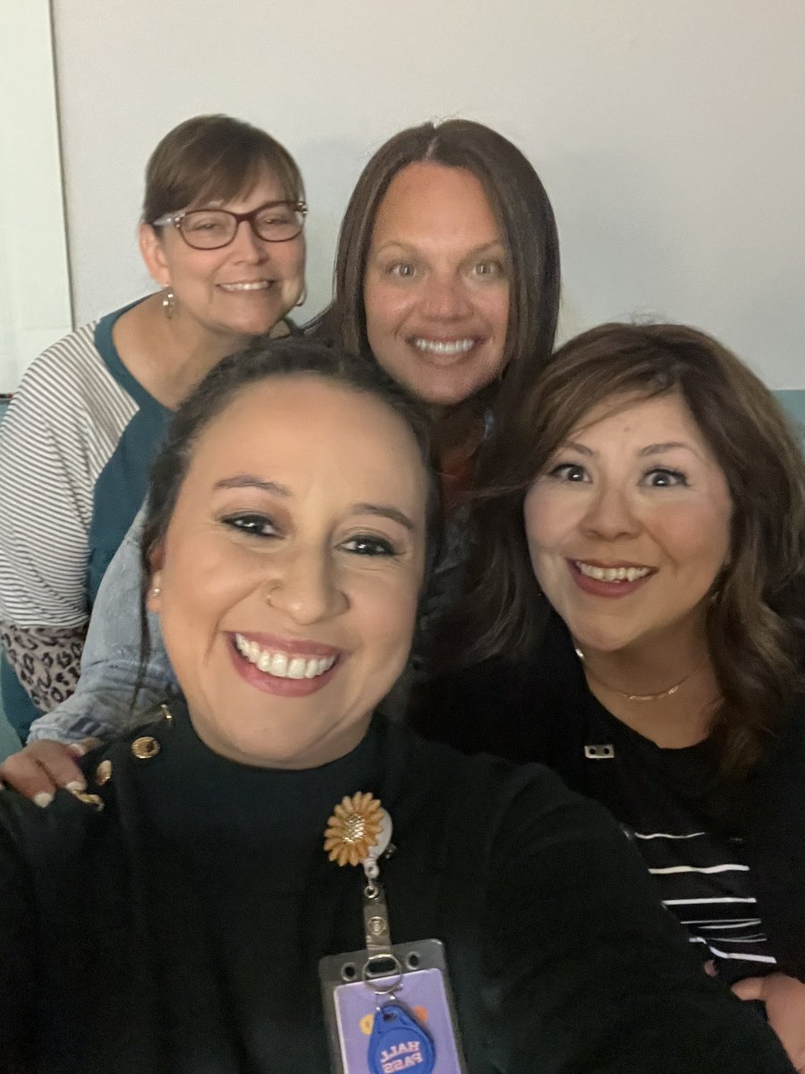 Came back to the office to find the most beautiful flowers from my #teamECISD #socialstudies team! <a href="/3Bros_And_A_Bow/">Sheena Salcido</a> <a href="/lyneta_mendoza/">lyneta mendoza</a> <a href="/ChristiCdh32/">Christi Hansen</a> you really touched my heart today, friends💕 Ty