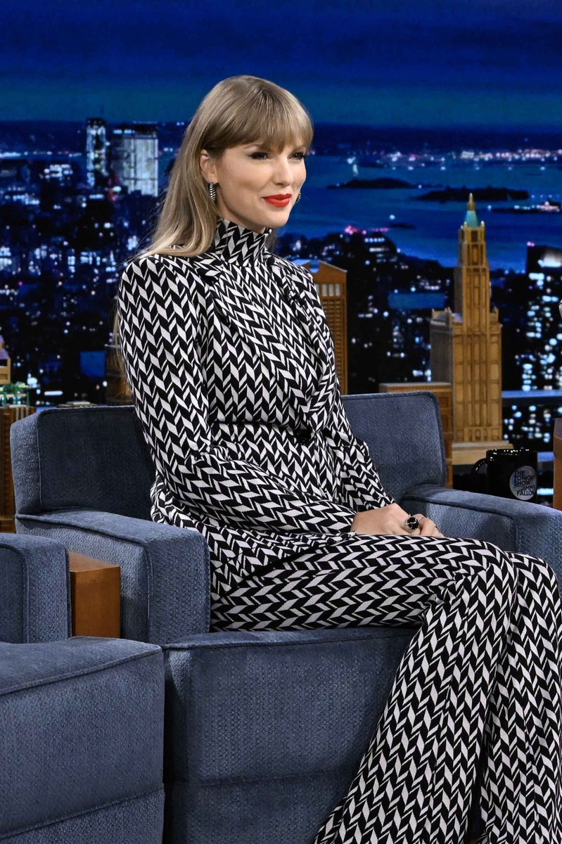 tayswiftcol's tweet photo. 📸| Taylor Swift hermosa y maravillosa en The Tonight Show con Jimmy Fallon! #TaylorSwift #MeetMeAtMidnight #TSmidnighTS #MidnightsTourInColombia #MeetMeInColombia https://t.co/8qfLGZCb1E