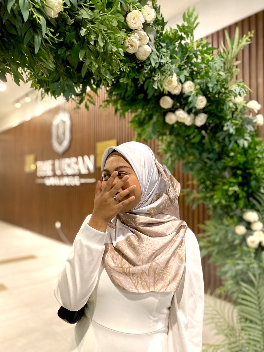 Morning semua! Never had a courage to wear this kind of colour lagi lagi material satin but look how pretty i am with cempaka! Ofc la dari my favourite local brand @misriscarves 🤍