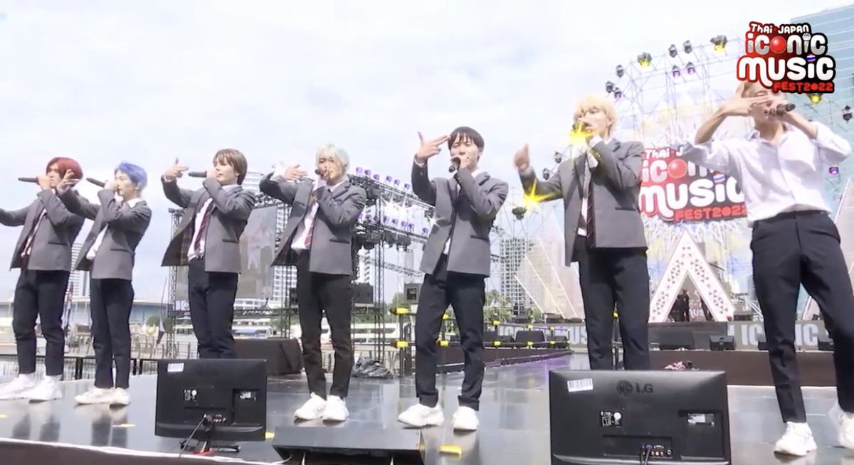 neon_0725's tweet photo. タイのイベント
#ThaiJapanIconicMusicFest2022
は本当に最高のイベントで音楽は世界を繋いでくれるということを知れました✨
タイの皆さんはすごく暖かくて、スタッフさんだったりmcの方だったり本番前も頑張ってねと笑顔で接して下さって初めての海外LIVEも頑張れました💪
タイ大好き!
#ToBeRadical https://t.co/ijLMGcEXtk
