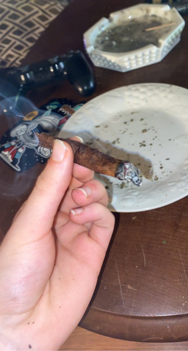 KTW_eed's tweet photo. Nice lil wood #weed #weedsmokers #CannabisCommunity #weedcommunity #Blunt #gameleaf #whiterussian https://t.co/hHidB0baac
