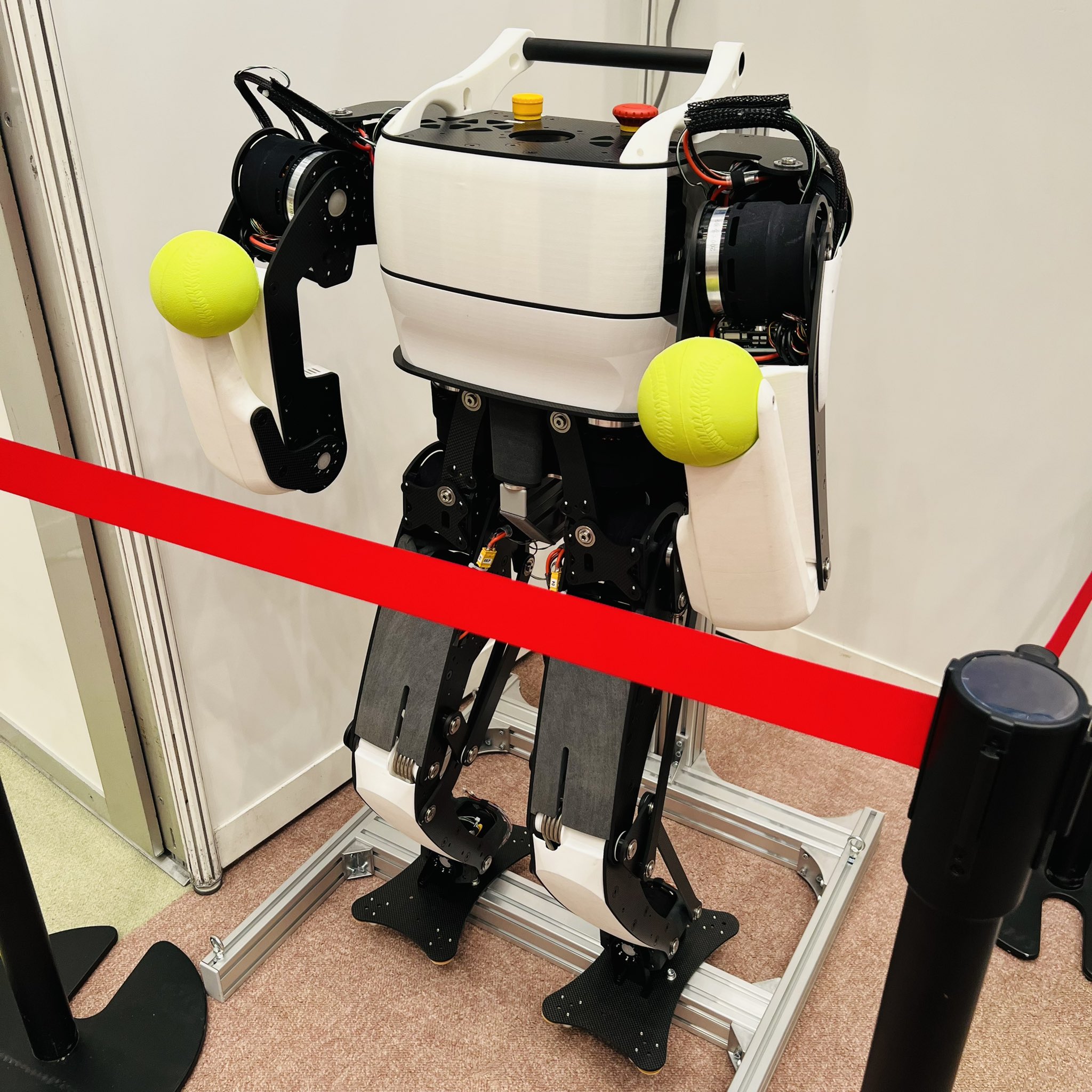 二足歩行係 ラズパイを搭載した2足歩行ロボット「Robovie-Z」、税別27万円で