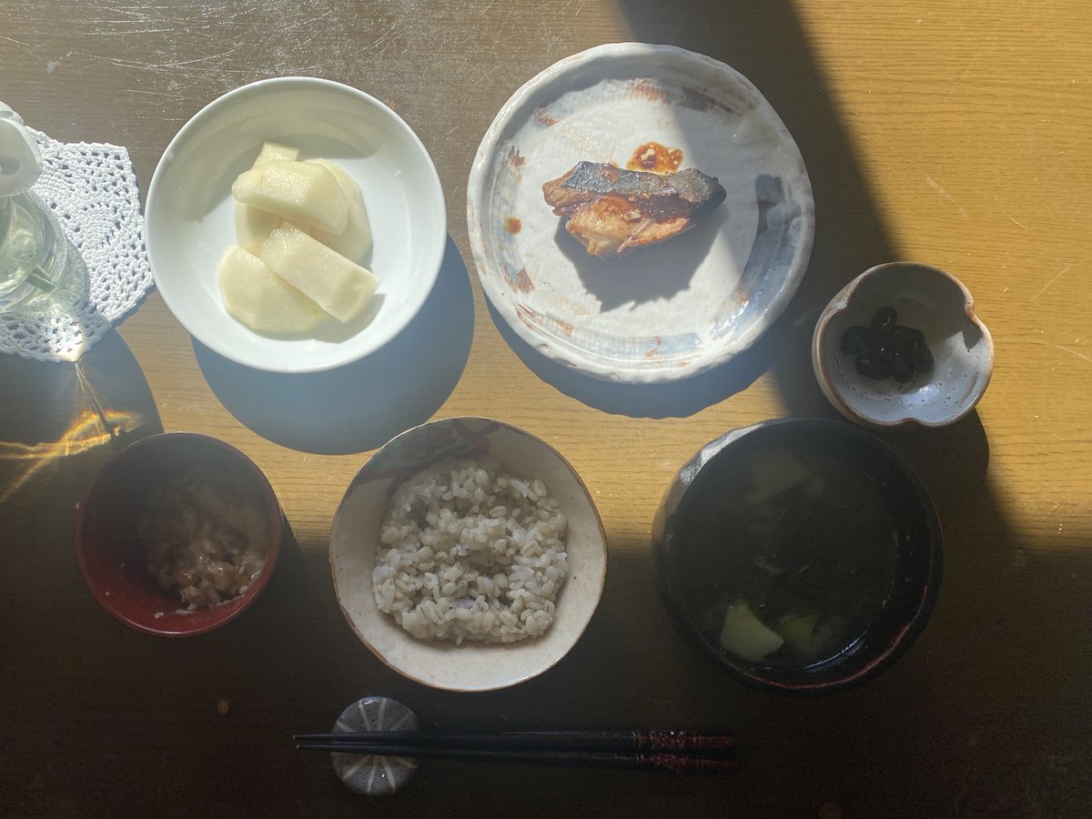 TiPyPlglotM63WM's tweet photo. おそようございます

いつもの食卓
光が違う
秋だなぁ

#あさごはん
#朝食
#breakfast 
#料理
#栄養
#おうちごはん
#cooking 
#Japan https://t.co/b0AEv2wMxe