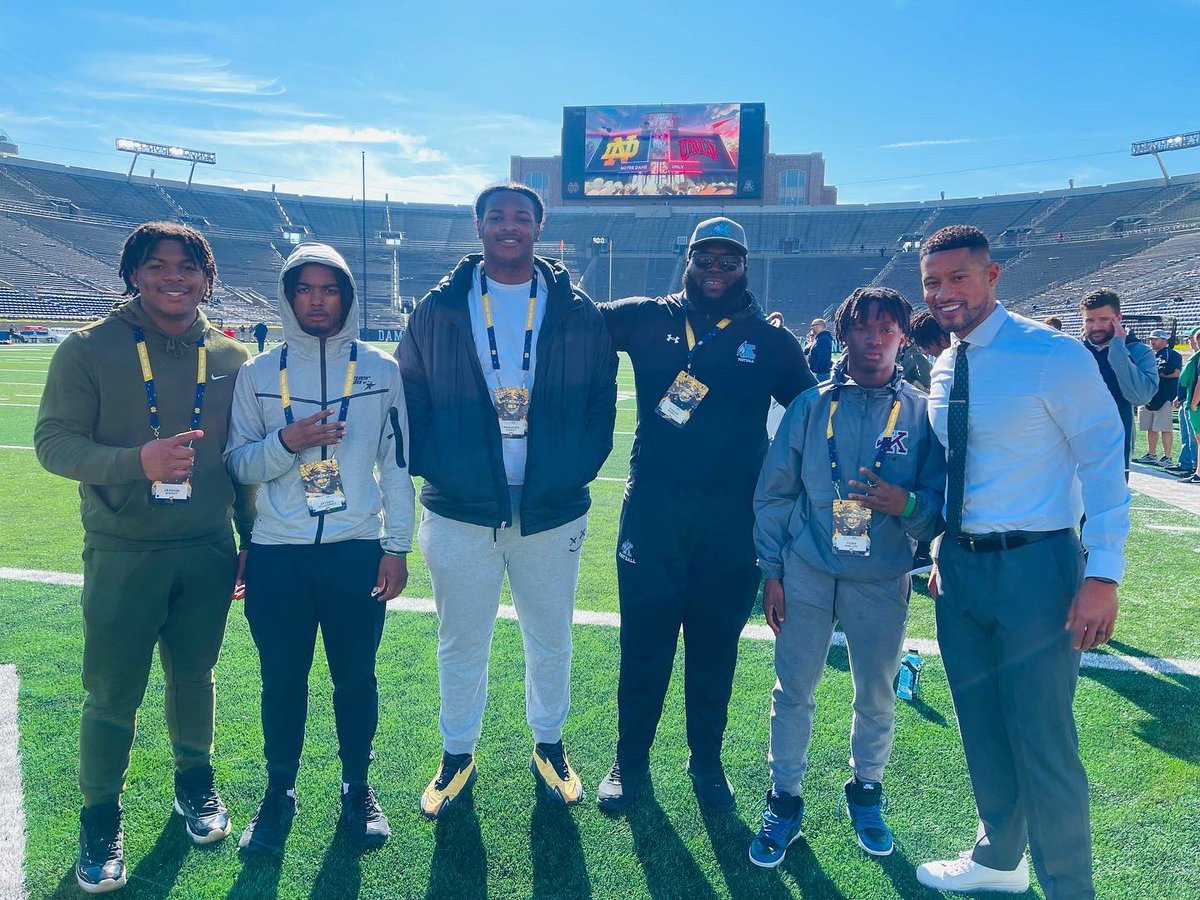 CoachShaqPowell's tweet photo. Had an amazing time visiting Notre Dame with these guys this past weekend!! The campus is beautiful and their program is on the rise! Thanks for having us @NDFootball ‼️#GoIrish 🍀 #RecruitTheKays @KankakeeFB @AllenTrieu @CarterAuman https://t.co/9pSQMIOQCd