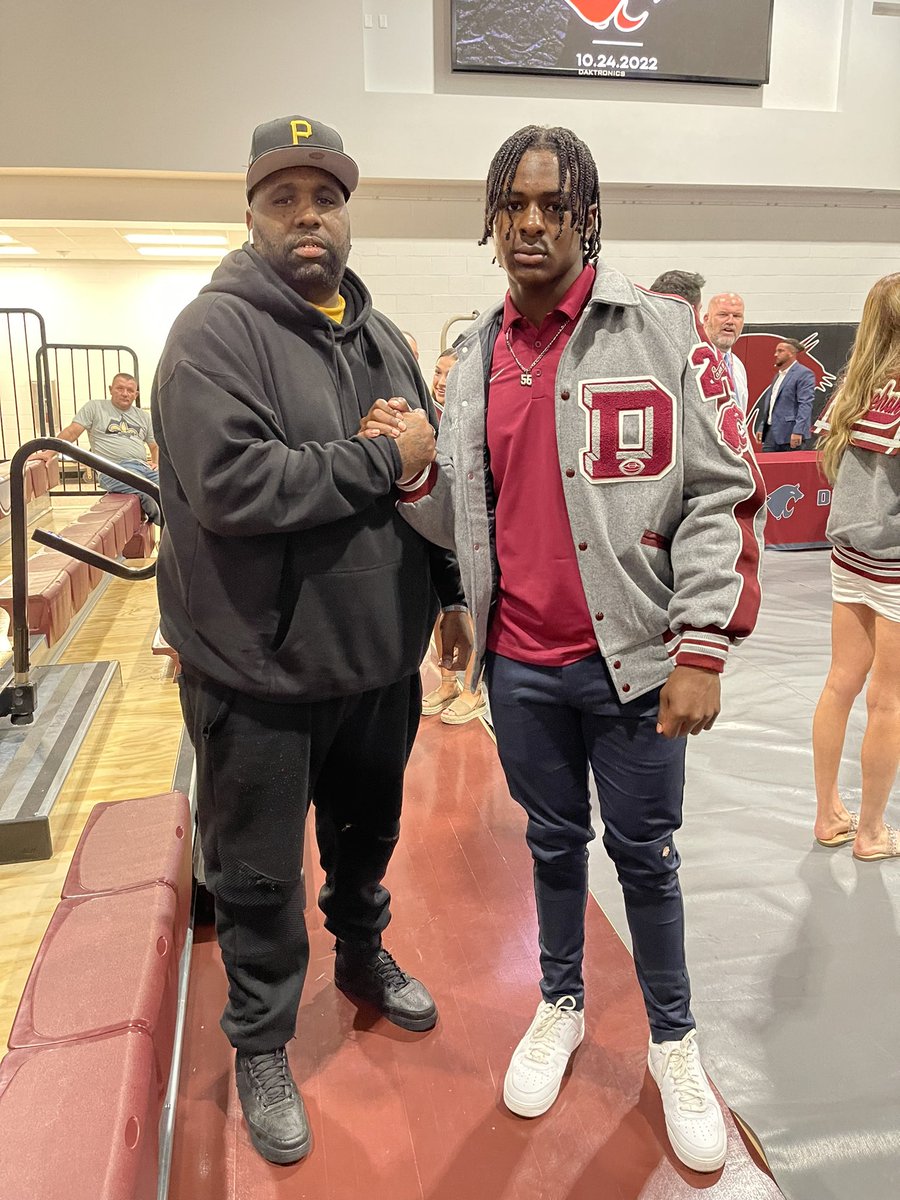 UnderTheOldLaw's tweet photo. “Letterman Jacket Night”
I’m A Tad Bit Beyond Proud Of My Son, I Pray His Next Jacket Is Gold, Keep God First “Tut” You Know The Drill #JacketNight #KolajCobbins #Tut #AllAmerican #ButkusAwardFinalist #WildCatNation 📚🏈📓 https://t.co/fVhmre6aZd