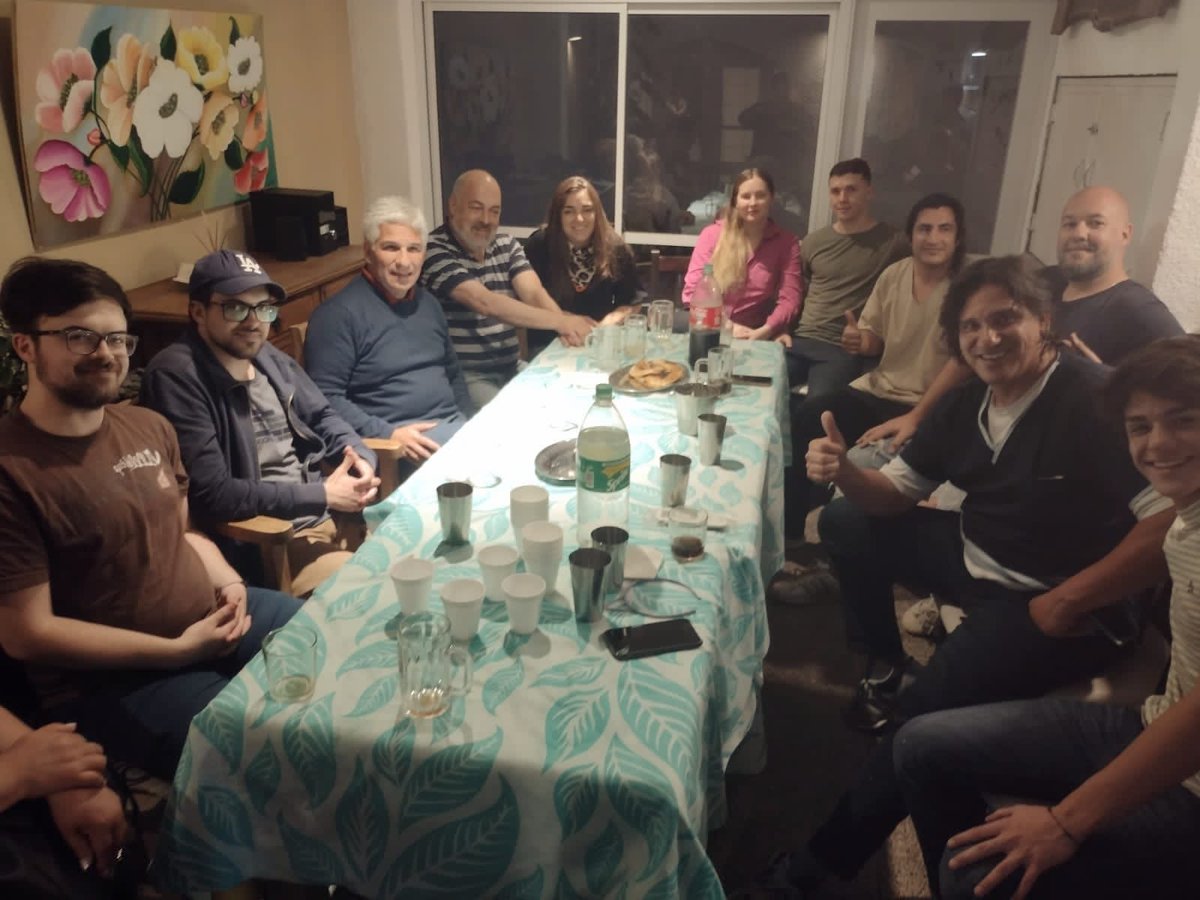 Esta noche de lunes, en VILLA MERCEDES, compartí una juntada con vecinos mercedinos en la casa del Lic. Luis Giraudo. Nos escuchamos todos con mucha atención. Gracias Luis (y Flia) por la cordial invitación !