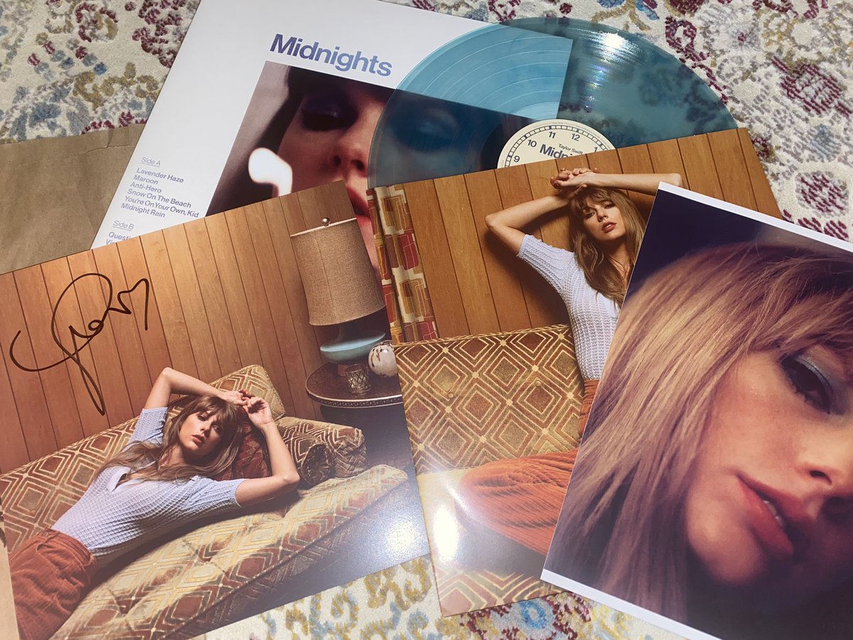 ohsnapitzemi's tweet photo. SO HAPPY that i got the signed vinyl record from my local record store ☺️ @taylorswift13 @taylornation13 #TSmidnighTS @booboorecords https://t.co/LjuJhmdEug