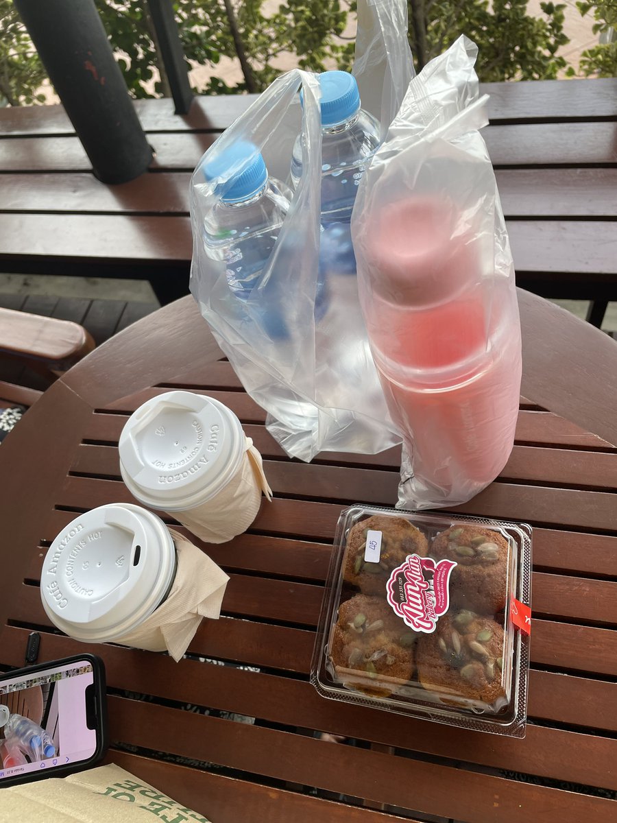 Ukkostutka's tweet photo. 2 kahvia, 4 pikkumuffinsia, 2 pulloa vettä ja juomamuki. Hinta ? #amazoncafe #suratthani #aasia @vilukissat https://t.co/9SArgnHo2t