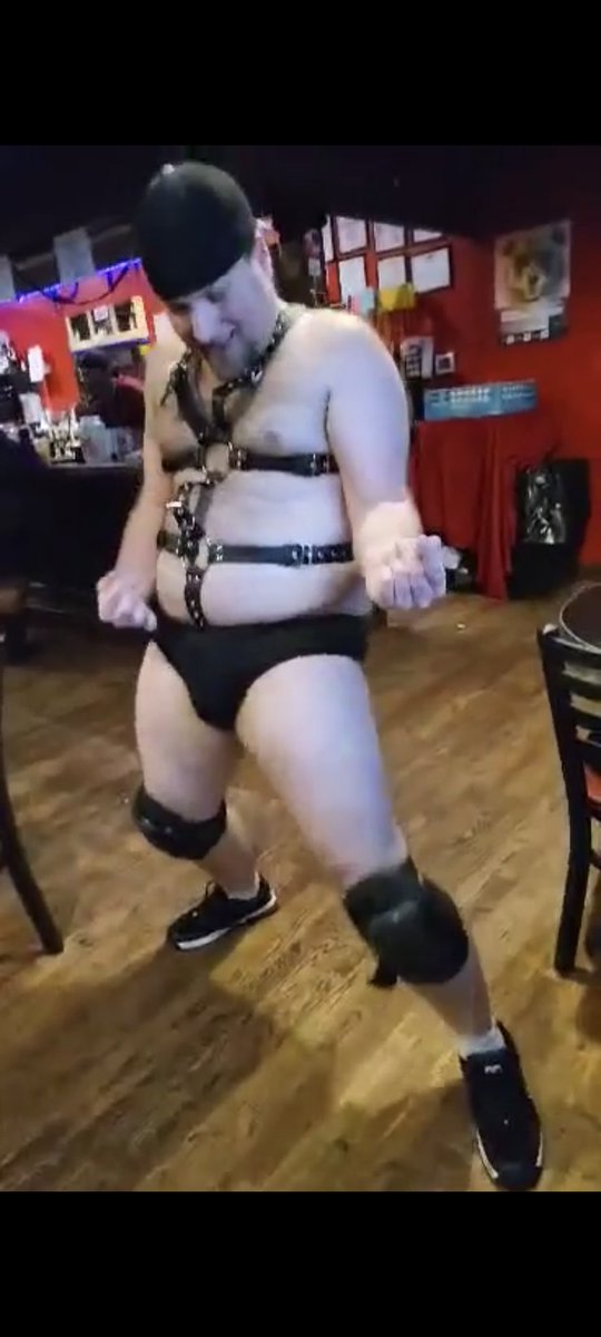 BCBelladonna's tweet photo. Playing air guitar during a performance at 37th and Zen (there will be more of these pictures) Special thanks to @KatoriPuckXXX who caught it on camera. #bearcubbelladonna #harness #gay757 #gaynorfolk #shirtless #hairychests #gaydude #dude #backwardscap #bear #cub https://t.co/CvXxGusB0b