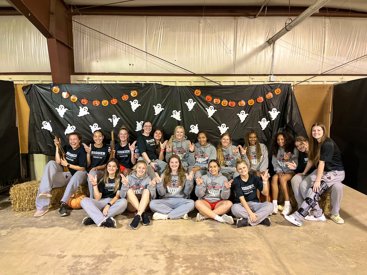 NWOSUWBB's tweet photo. Really proud of how this group serves in our community! ❤️

Up at 5 AM for practice, a full day of class, and ended the night helping the Little Red Hens with their Fall Festival! https://t.co/sM6Y0l1utq