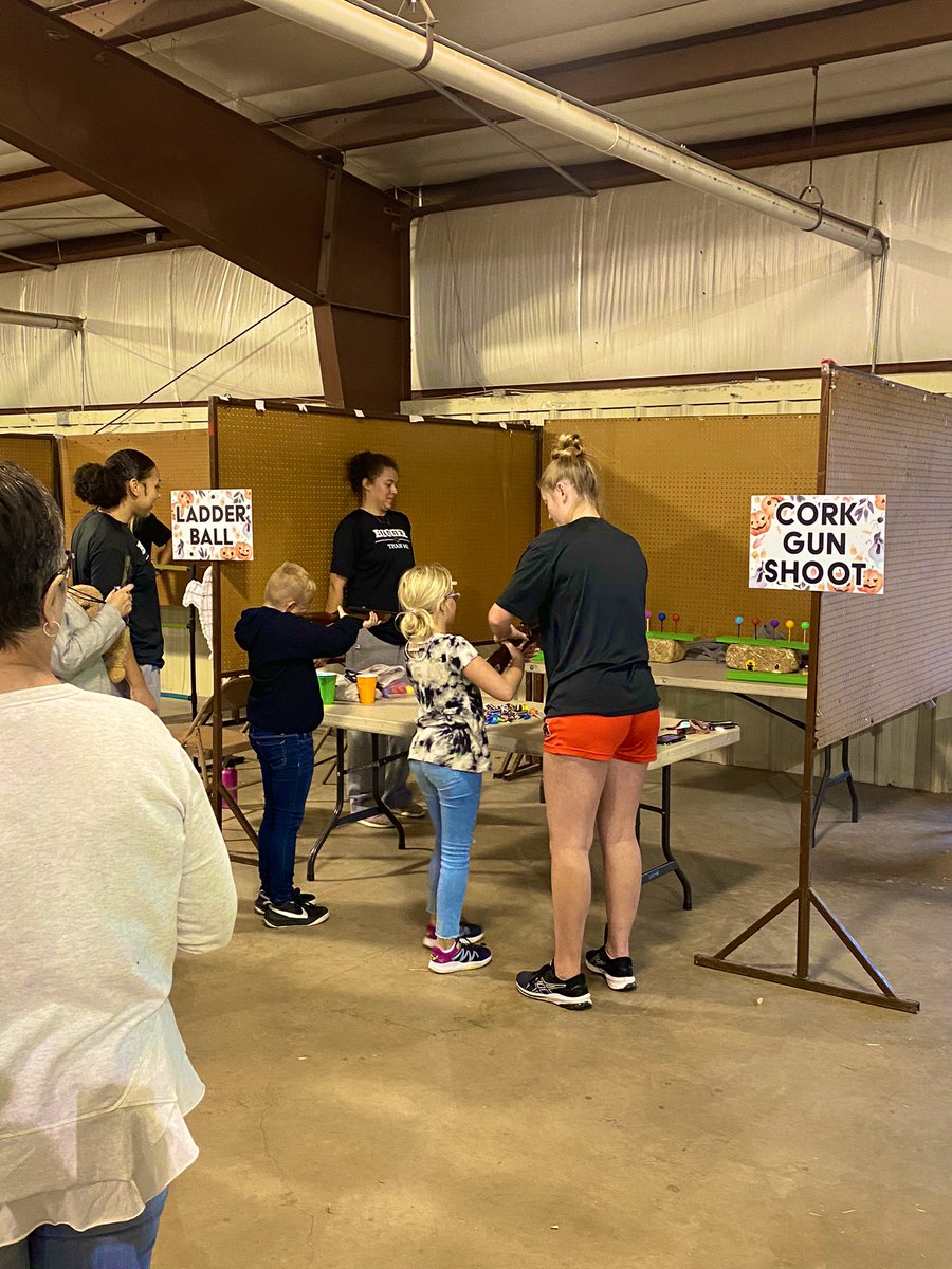 NWOSUWBB's tweet photo. Really proud of how this group serves in our community! ❤️

Up at 5 AM for practice, a full day of class, and ended the night helping the Little Red Hens with their Fall Festival! https://t.co/sM6Y0l1utq