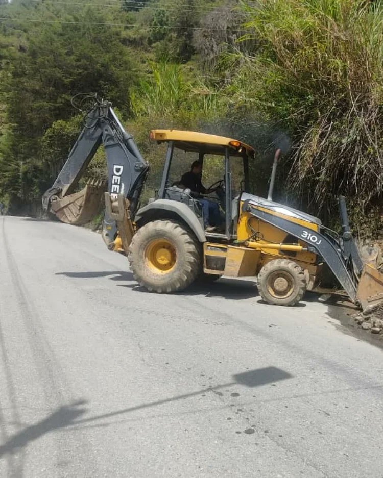 ivanrive3's tweet photo. ÚLTIMA HORA #24oct Equipo de la Gobernación de Mérida sigue las labores de canalización de la quebrada Los Capachos, a la altura del sector Cacute, municipio Rangel.

Detalles aquí 👇
https://t.co/pAs6PMwlye https://t.co/onR8nn7wQr