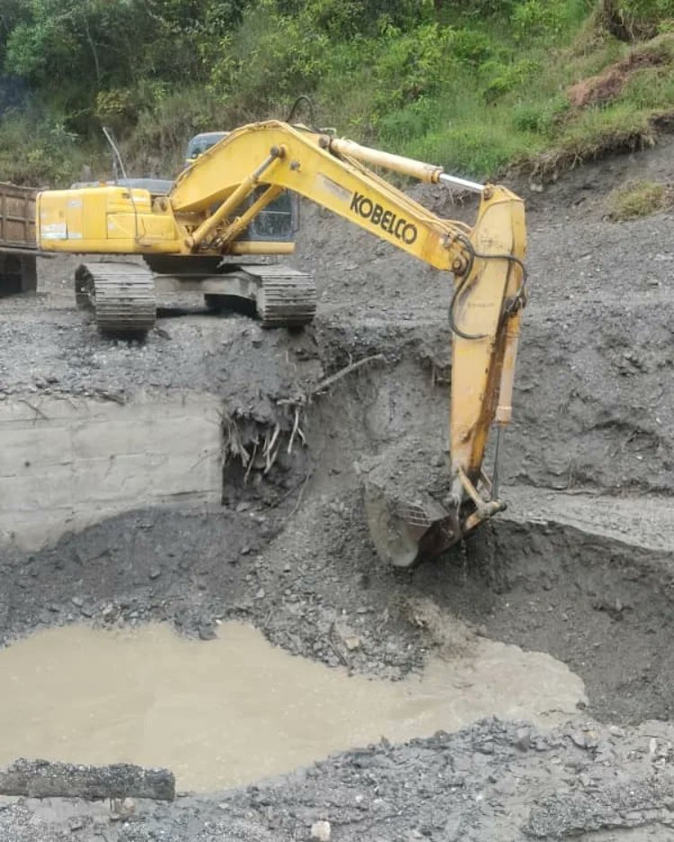 ivanrive3's tweet photo. ÚLTIMA HORA #24oct Equipo de la Gobernación de Mérida sigue las labores de canalización de la quebrada Los Capachos, a la altura del sector Cacute, municipio Rangel.

Detalles aquí 👇
https://t.co/pAs6PMwlye https://t.co/onR8nn7wQr