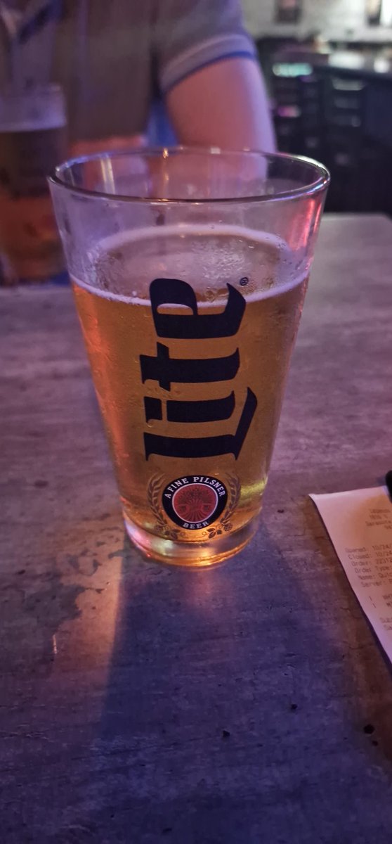 CAndrewPenney's tweet photo. Last night in 🇺🇸 
Won't be having a @MillerLite for a while again 😩 https://t.co/ecOrQq2VRT