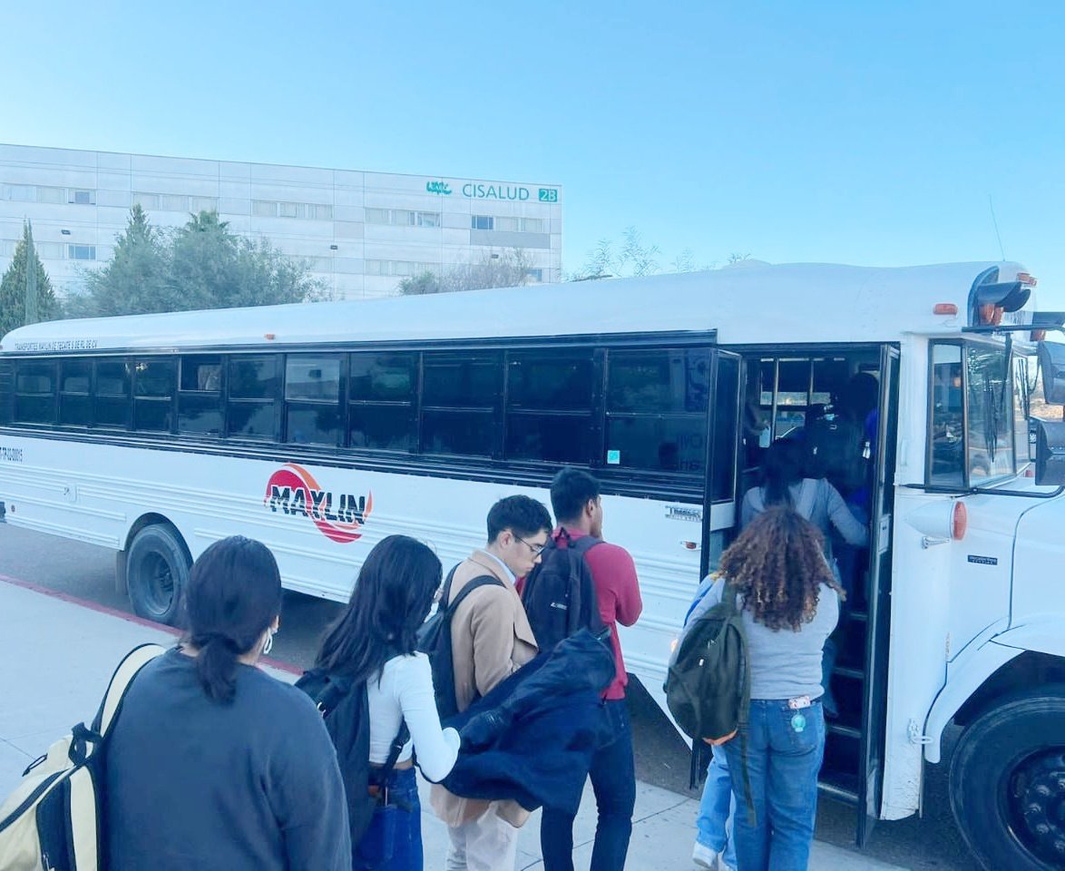 JousinPalafox's tweet photo. OTRA DE #ALTISA CONTRA TIJUANA Y SUS ESTUDIANTES... La empresa Altisa abandonó la ruta UABC - Valle de las Palmas, por lo que el gobierno de Baja California a través del IMOS tuvo que intervenir, para trasladar a cientos de estudiantes. ¡QUE LA SANCIONEN YA! https://t.co/K4a6SVD8nd