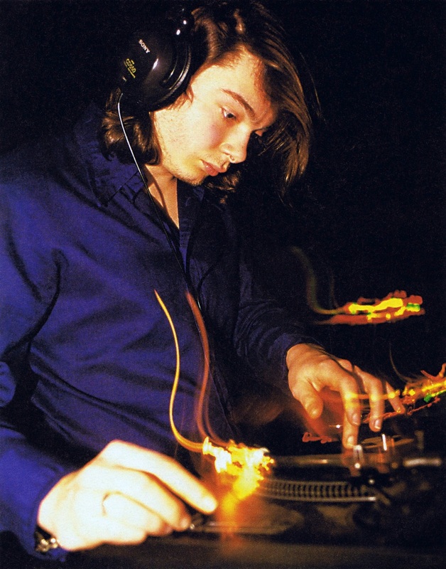 dailydapu's tweet photo. Daft Punk Live, 1995 https://t.co/oB8bdmLvTI