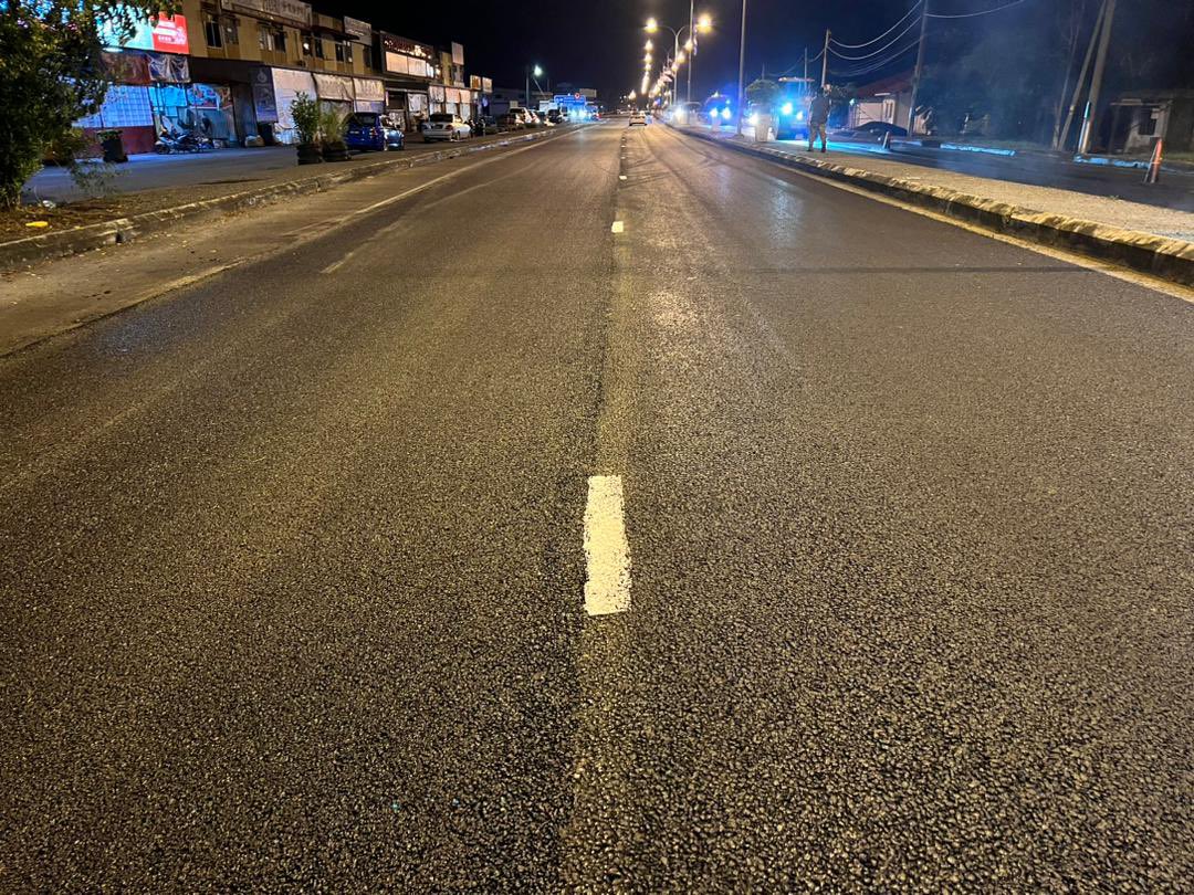 THBM_HQ's tweet photo. 24102022 - di @JKRPerlis 

FT 179 J. #Kangar - #Arau
sek 11.20 - 12.50

#BerkalaPavemen #Fasa3

Team BP #THBMPerlis #Arau laksana kerja ini di sini

- mill and pave | CRMA 

kemajuan : 90.00 %

📸 suasana kerja

#THBMHQ
#InfraKeluargaMalaysia https://t.co/CkafTOxAJN