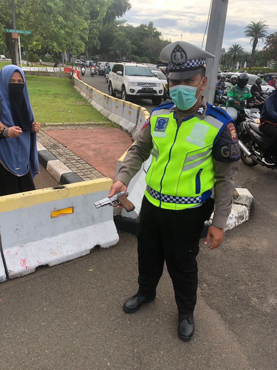 pn7l7h's tweet photo. Breaking News!

Seorang wanita bersenjata terobos barikade istana, aksi wanita ini digagalkan oleh polisi lalu lintas.

Selasa, 25 Oktober 2022 

Kejadian Pukul 07.00 Wib https://t.co/hIFHP8mDu6