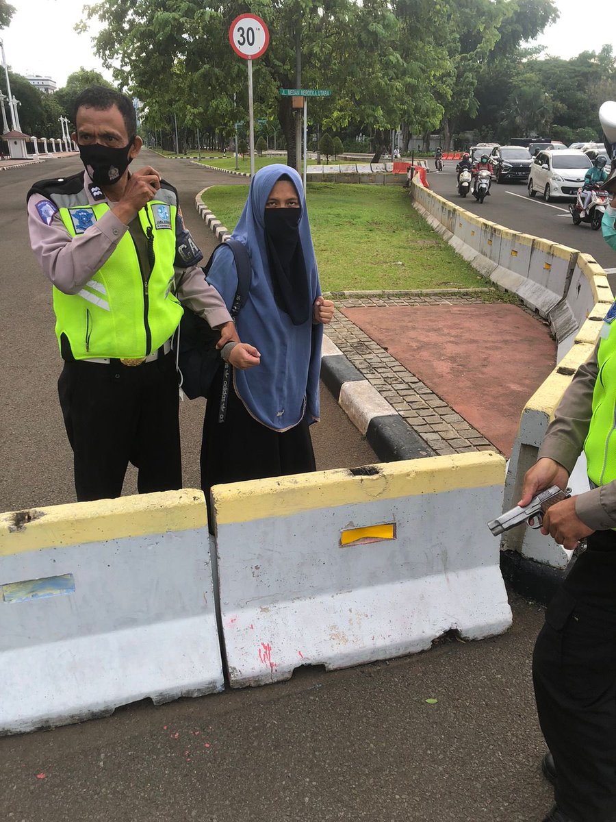 pn7l7h's tweet photo. Breaking News!

Seorang wanita bersenjata terobos barikade istana, aksi wanita ini digagalkan oleh polisi lalu lintas.

Selasa, 25 Oktober 2022 

Kejadian Pukul 07.00 Wib https://t.co/hIFHP8mDu6