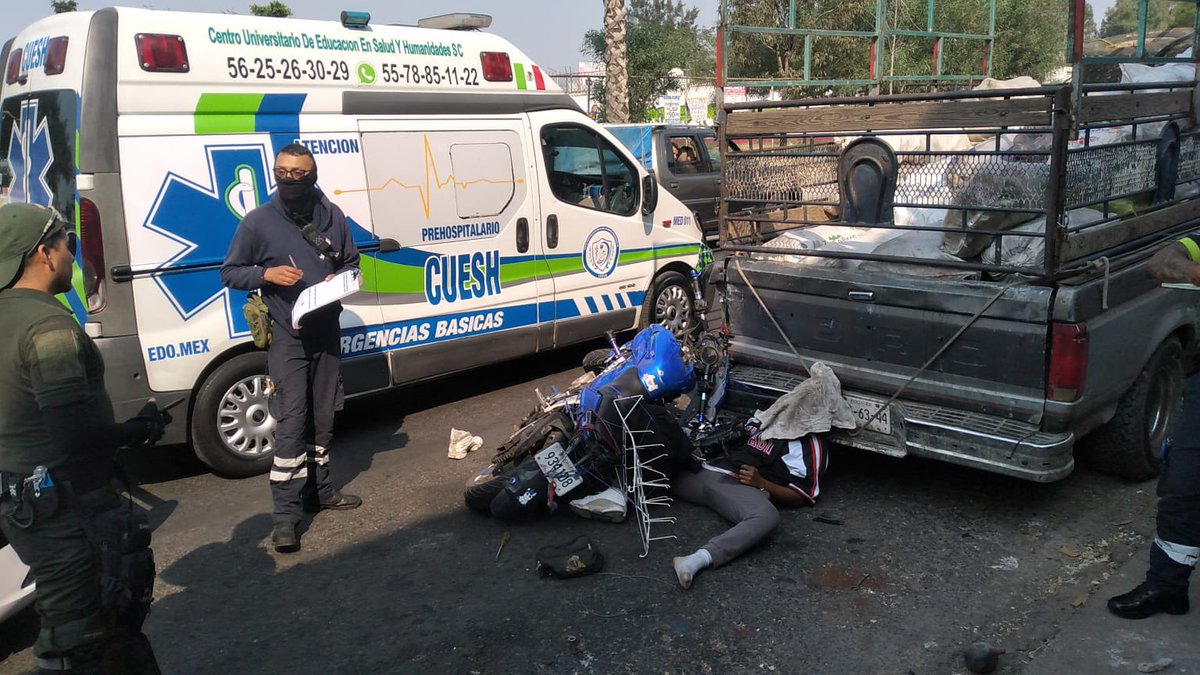 HalconOnce's tweet photo. Calle 26 y Av. Bordo de Xochiaca colonia #EstadoDeMexico en #Nezahualcóyotl, un hombre pierde la vida tras derrapar su #motocicleta y terminar impactado en la parte trasera de una camioneta. La unida de #Cuesh en apoyo al servicio, debido a la falta de insumos y vehículos de #RM. https://t.co/4BWfLjfntf
