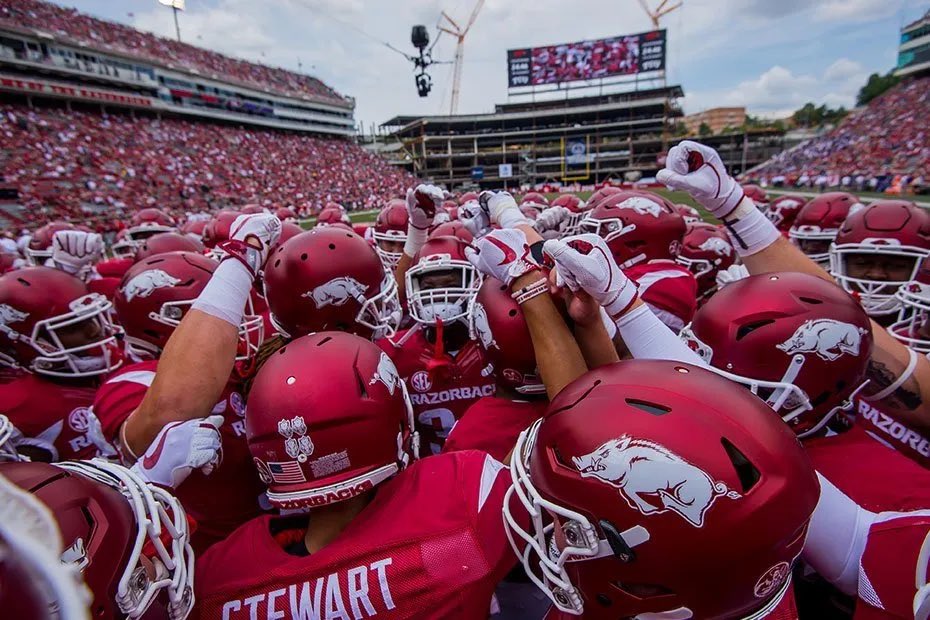 After receiving the great news from @CoachDekeAdams and @Big_Glitch , I am very blessed to get an opportunity to play for THE University of Arkansas !! @SinqueTurner @CoachGreen93 @LemmingReport @Rivals_Clint @AllenTrieu @EDGYTIM @SWiltfong247 @Levi_bradley312 #Razorbacks #Hogs