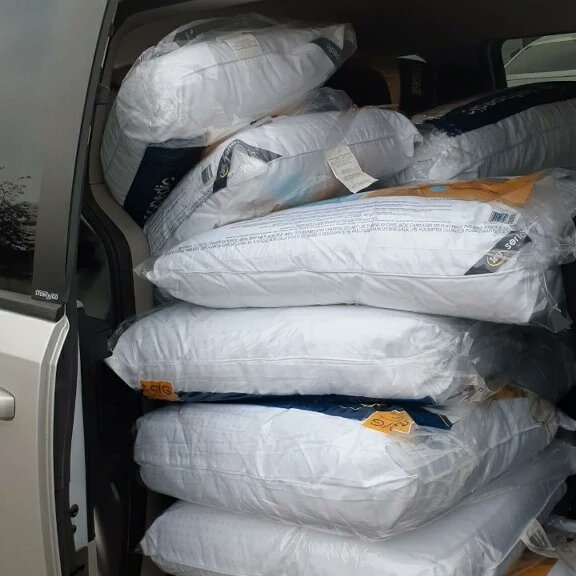 HOPEwwcEdmonton's tweet photo. Back on September 10th, our volunteers were able to help @shp_strathconacounty make 40 beds. Today, our volunteer @coachlaurelmctiernan delivered 40 pillows we were able to purchase for those beds so that #nochildsleepsonthefloorinourtown 
#sleepinheavenlypeace https://t.co/4sFU1usUfx