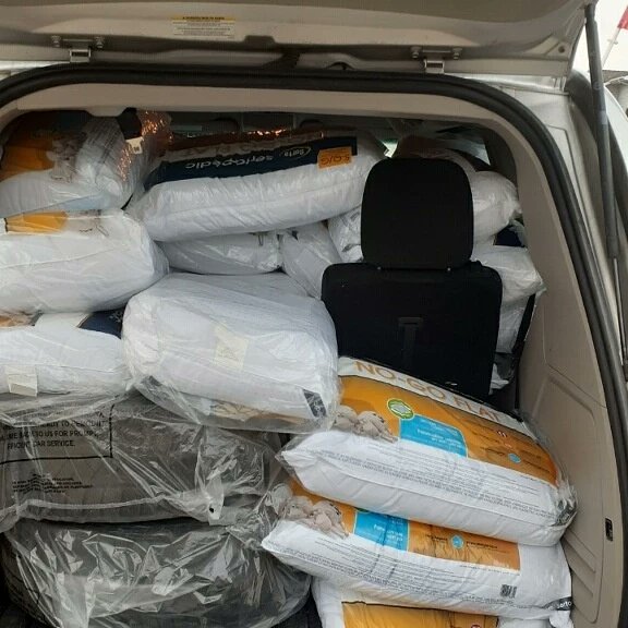 HOPEwwcEdmonton's tweet photo. Back on September 10th, our volunteers were able to help @shp_strathconacounty make 40 beds. Today, our volunteer @coachlaurelmctiernan delivered 40 pillows we were able to purchase for those beds so that #nochildsleepsonthefloorinourtown 
#sleepinheavenlypeace https://t.co/4sFU1usUfx