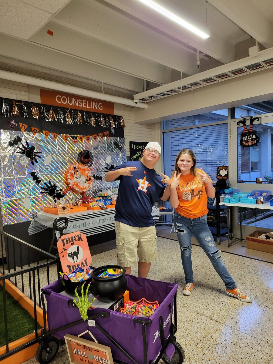thessa1030's tweet photo. Thank you for helping out! Focus booth is sold out! It was a huge success and we all have fun!@lpisd #ChooseLP #haunted https://t.co/FBlqtOy6xf