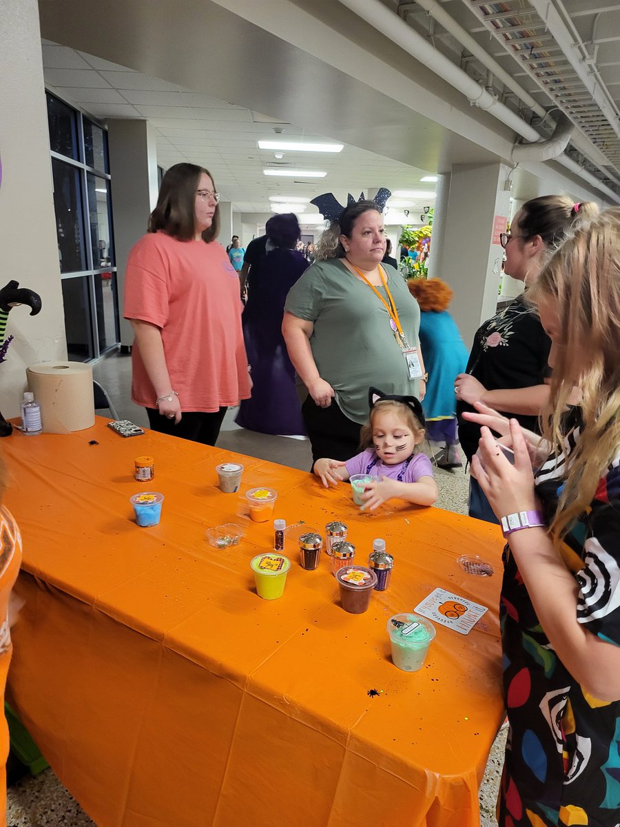 thessa1030's tweet photo. Thank you for helping out! Focus booth is sold out! It was a huge success and we all have fun!@lpisd #ChooseLP #haunted https://t.co/FBlqtOy6xf