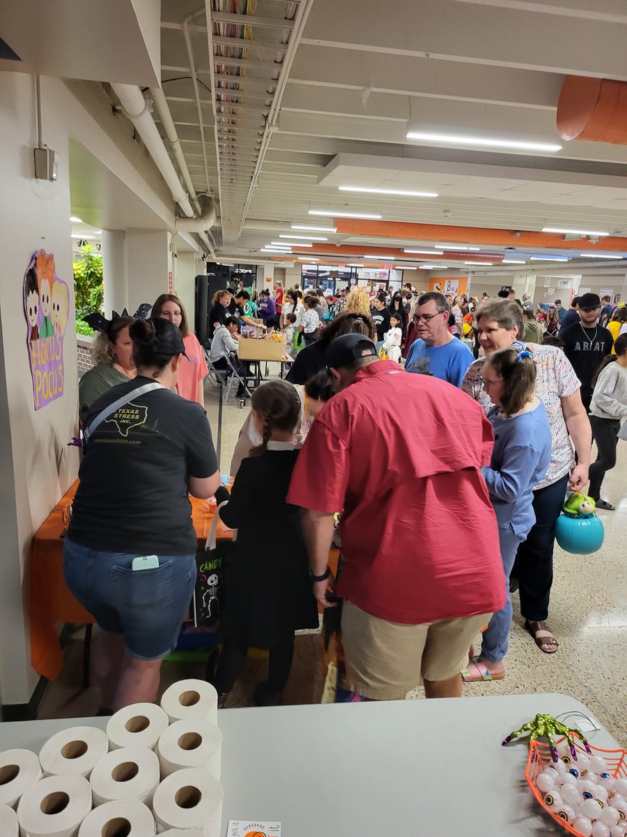 thessa1030's tweet photo. Thank you for helping out! Focus booth is sold out! It was a huge success and we all have fun!@lpisd #ChooseLP #haunted https://t.co/FBlqtOy6xf