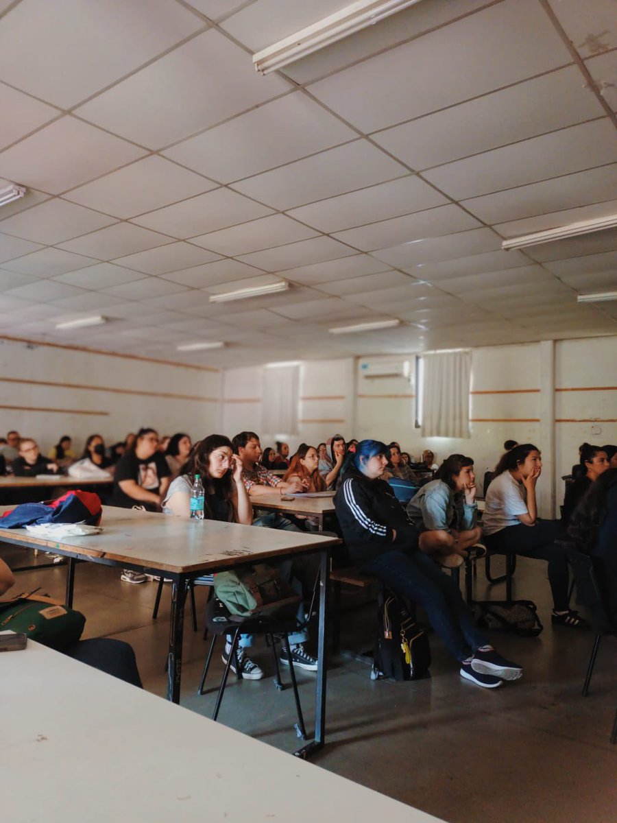 maxbidart's tweet photo. Festejando el #diadeldiseñador en el marco de los 60 años de las carreras de diseño @unlp dando un teórico para #Tecno2B donde aprendo cada día a ser profe y me permite hacer transferencia de conocimiento de todo lo que hacemos en @qkstudio y que nuestra profesión crezca 🎉 https://t.co/qt2rb9UYfH