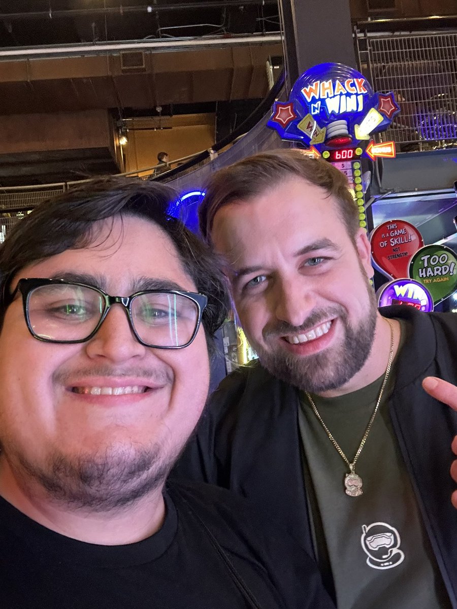 Gilly_Guap's tweet photo. I met older brother Elam as well! @Elamite was nice enough to get a quick photo in after we were crossing paths all weekend! @Spacestation #SSG #HaloWC #Str8Rippin https://t.co/nIzmOk0cuk