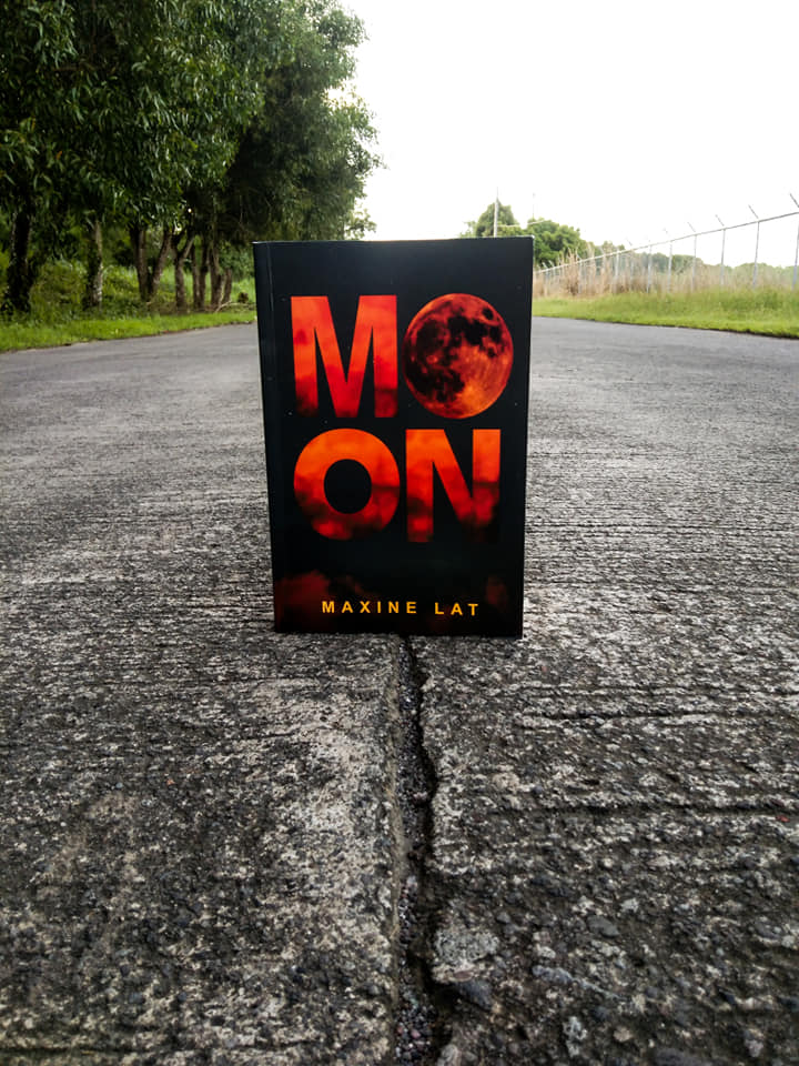 1485MerchShop's tweet photo. Good day!

Baka po may want MOON BOOK by: Maxinejiji/Maxine Lat. 

₱1,200 + SF
-Good as New
-Hindi pa nababasa
-with sign ni ate max
-with Bookmark at card

Comment lang po sa may want. https://t.co/cdsChlwowa