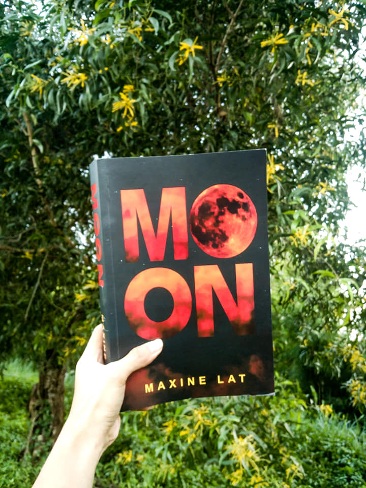 1485MerchShop's tweet photo. Good day!

Baka po may want MOON BOOK by: Maxinejiji/Maxine Lat. 

₱1,200 + SF
-Good as New
-Hindi pa nababasa
-with sign ni ate max
-with Bookmark at card

Comment lang po sa may want. https://t.co/cdsChlwowa