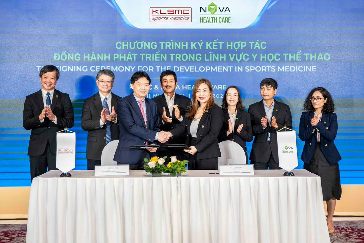 Property_Nova's tweet photo. NOVA HEALTHCARE VÀ KLSMC HỢP TÁC PHÁT TRIỂN TRUNG TÂM Y HỌC THỂ THAO TẠI VN

24/10/2022, Nova Healthcare ký kết hợp tác cùng Kuala Lumpur Sports Medicine Centre (KLSMC) sẽ được triển khai tại TP.HCM, Aqua City, NovaWorld Phan Thiet

#NovaGroup #NovaHealthcare #novaland https://t.co/2nbUFLsXgG
