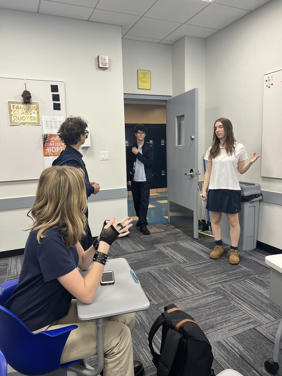 DNapoliXHS's tweet photo. The creative juices are flowing as Xaverian’s Art and Literature Club-The Voyager brainstorm and collaborate to decide on a theme for the publication. #xaverianartandlit2022 https://t.co/KJJMhVyAfc