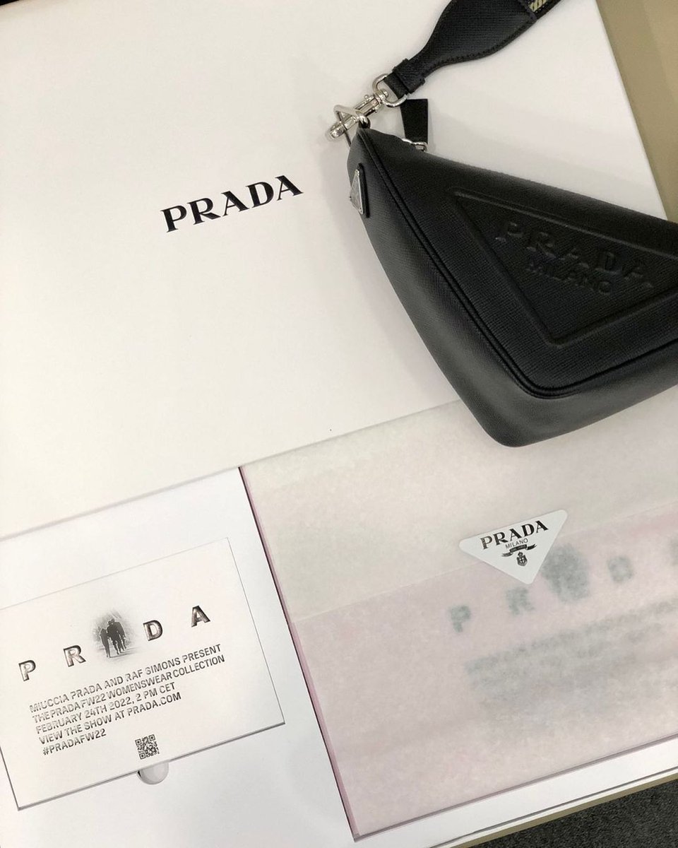 #prada #pradafw22 #pradatriangle. 프라다와 라프시먼스가 함께하는 프라다FW22 여성복 컬렉션 2022년 2월 24일 오후10시 프라다닷컴을통해 함께 보실 수 있습니다😍  instagram.com/p/CaW0K1zFLh4/…