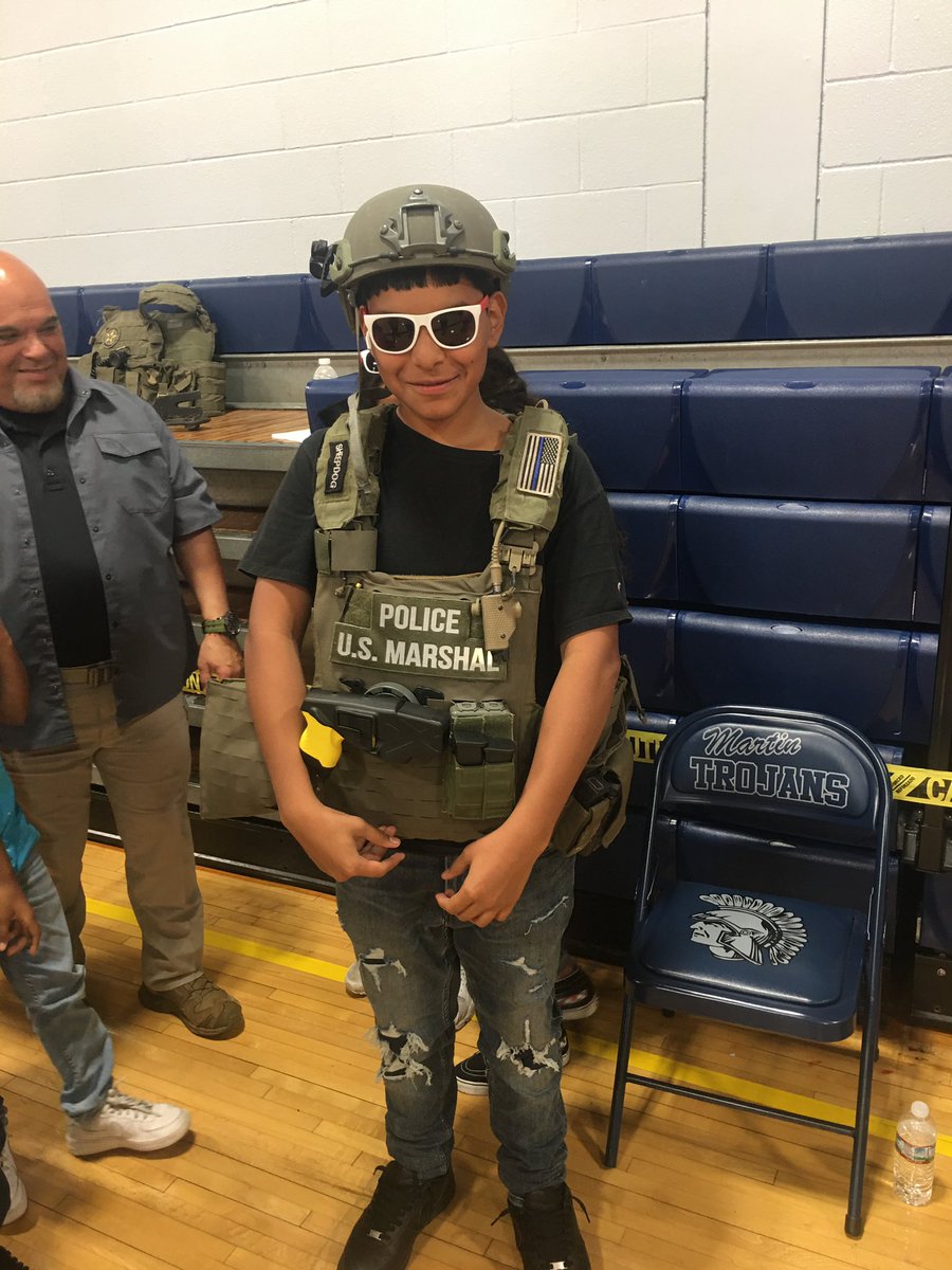 JimmyVillarrea's tweet photo. Great start to Red Ribbon Week as the Community in Schools invited the US Marshals to speak with our students! @JoVasquez1884 @mschavezELA @MrsYLuna @MunizYazmiin @CCISD @CCISDPolice @MartinMS_CCTX https://t.co/aFx4lPdCvf