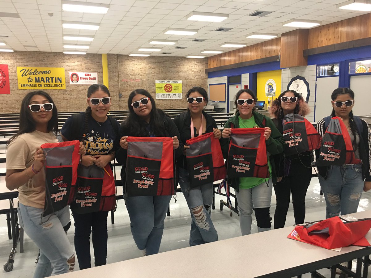 Great start to Red Ribbon Week as the Community in Schools invited the US Marshals to speak with our students! @JoVasquez1884 @mschavezELA @MrsYLuna @MunizYazmiin @CCISD @CCISDPolice @MartinMS_CCTX