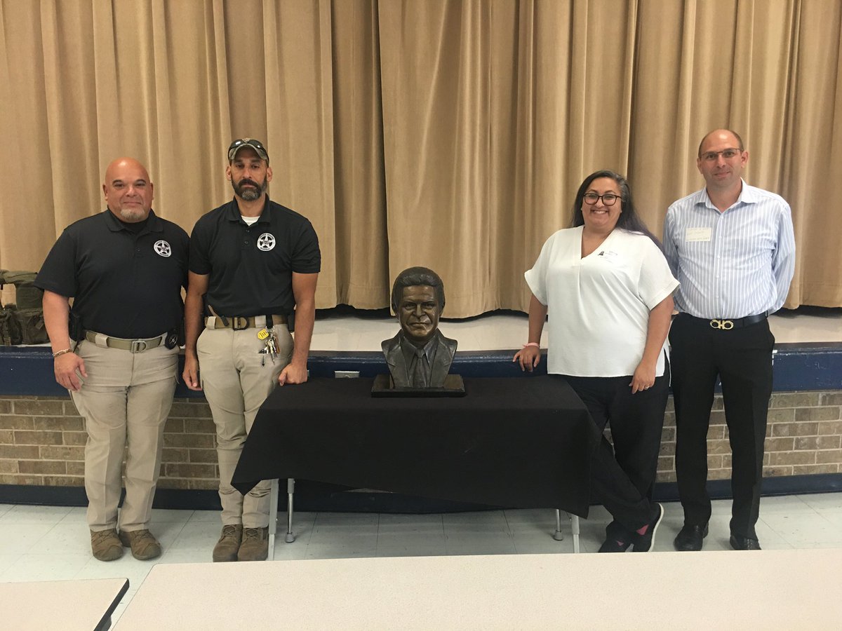 JimmyVillarrea's tweet photo. Great start to Red Ribbon Week as the Community in Schools invited the US Marshals to speak with our students! @JoVasquez1884 @mschavezELA @MrsYLuna @MunizYazmiin @CCISD @CCISDPolice @MartinMS_CCTX https://t.co/aFx4lPdCvf