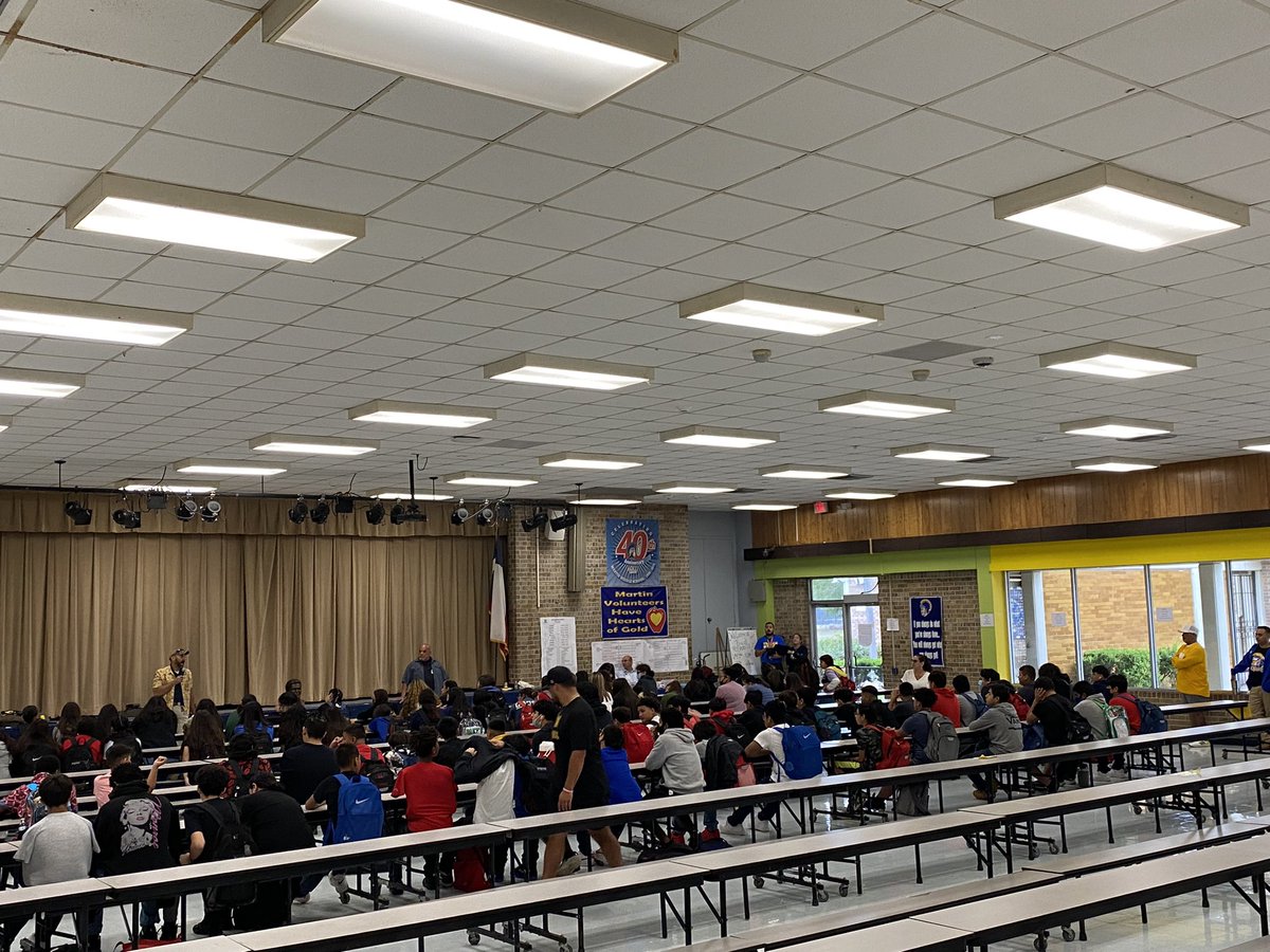 JimmyVillarrea's tweet photo. Great start to Red Ribbon Week as the Community in Schools invited the US Marshals to speak with our students! @JoVasquez1884 @mschavezELA @MrsYLuna @MunizYazmiin @CCISD @CCISDPolice @MartinMS_CCTX https://t.co/aFx4lPdCvf