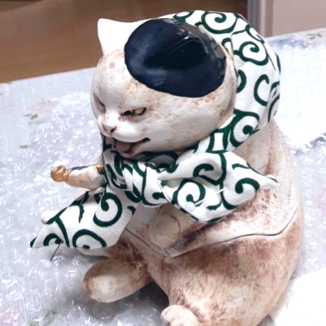 ねこ様用の唐草風呂敷を、置物に巻けるミニサイズで試作中。 お手持ち
